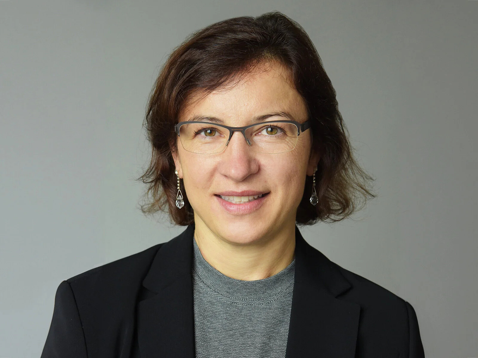 Agnes Koschmider blickt l&auml;chelnd in die Kamera